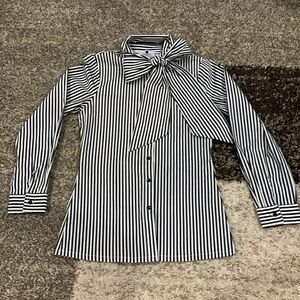 Dainty Jewells brand black & white striped button up top with bow. Size small